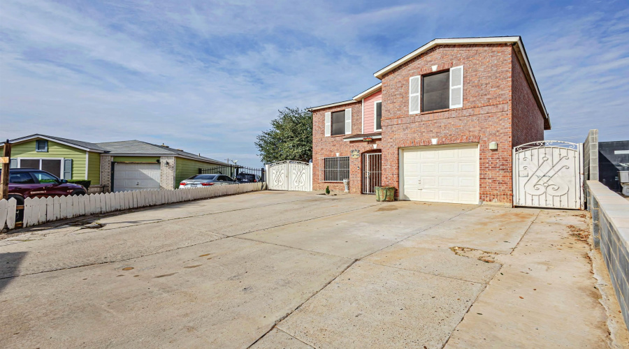 3012 St Isaac Lp, Laredo, Texas 78046, 6 Bedrooms Bedrooms, 8 Rooms Rooms,3 BathroomsBathrooms,Residential,For Sale,3012 St Isaac Lp,20262871