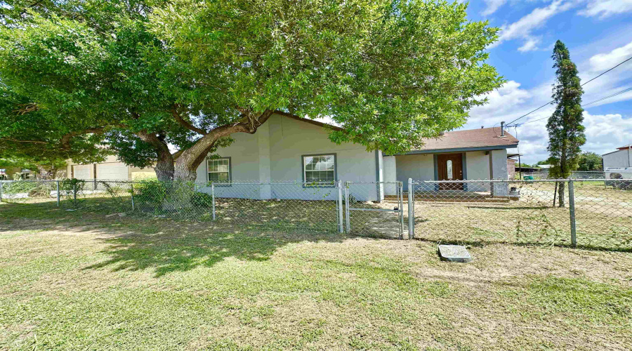 606 E North Ave, Hebbronville, Texas 78361-0000, 4 Bedrooms Bedrooms, 6 Rooms Rooms,2 BathroomsBathrooms,Residential,For Sale,606 E North Ave,20262874
