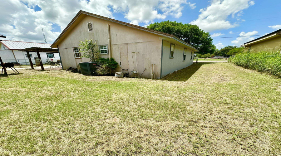 606 E North Ave, Hebbronville, Texas 78361-0000, 4 Bedrooms Bedrooms, 6 Rooms Rooms,2 BathroomsBathrooms,Residential,For Sale,606 E North Ave,20262874