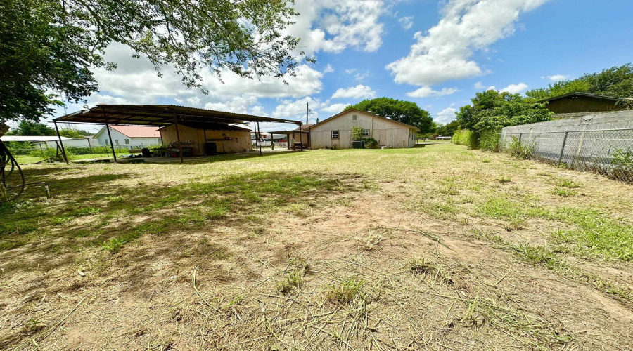 606 E North Ave, Hebbronville, Texas 78361-0000, 4 Bedrooms Bedrooms, 6 Rooms Rooms,2 BathroomsBathrooms,Residential,For Sale,606 E North Ave,20262874
