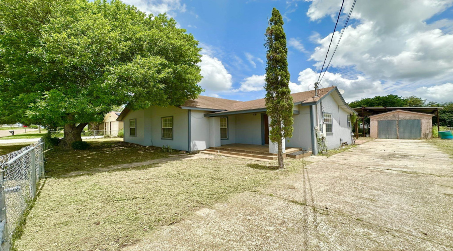 606 E North Ave, Hebbronville, Texas 78361-0000, 4 Bedrooms Bedrooms, 6 Rooms Rooms,2 BathroomsBathrooms,Residential,For Sale,606 E North Ave,20262874
