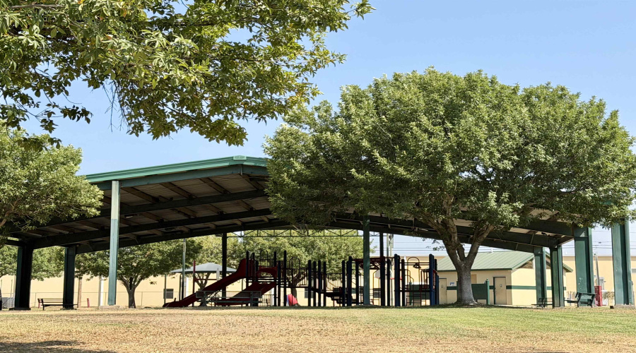 419 W Eistetter St, Laredo, Texas 78041, 2 Bedrooms Bedrooms, 4 Rooms Rooms,1 BathroomBathrooms,Residential,For Rent,419 W Eistetter St,20262880