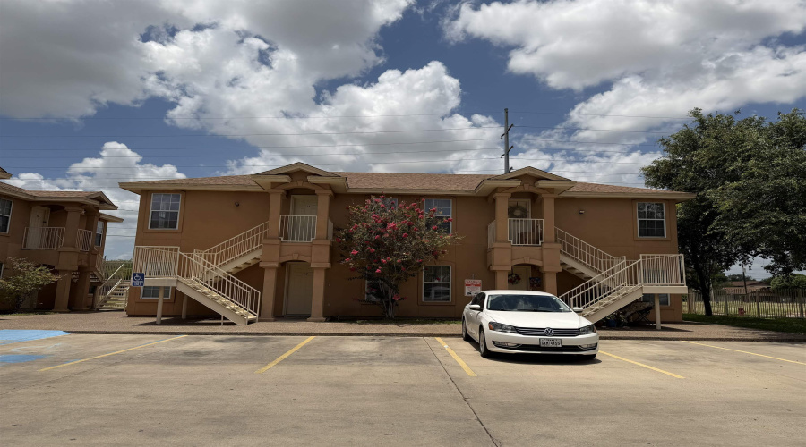 419 W Eistetter St, Laredo, Texas 78041, 2 Bedrooms Bedrooms, 4 Rooms Rooms,1 BathroomBathrooms,Residential,For Rent,419 W Eistetter St,20262880