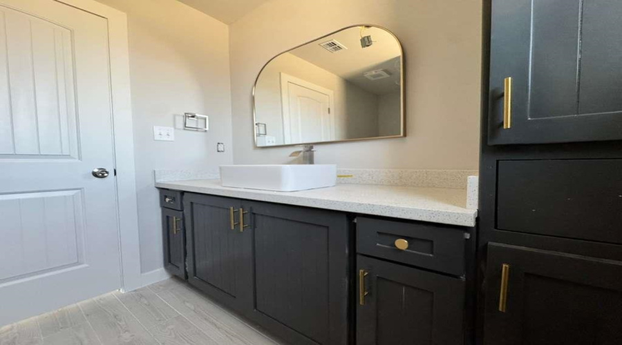 6705 El Jinete Dr., Laredo, Texas 78046, 3 Bedrooms Bedrooms, 5 Rooms Rooms,2 BathroomsBathrooms,Residential,For Sale,6705 El Jinete Dr.,20262883