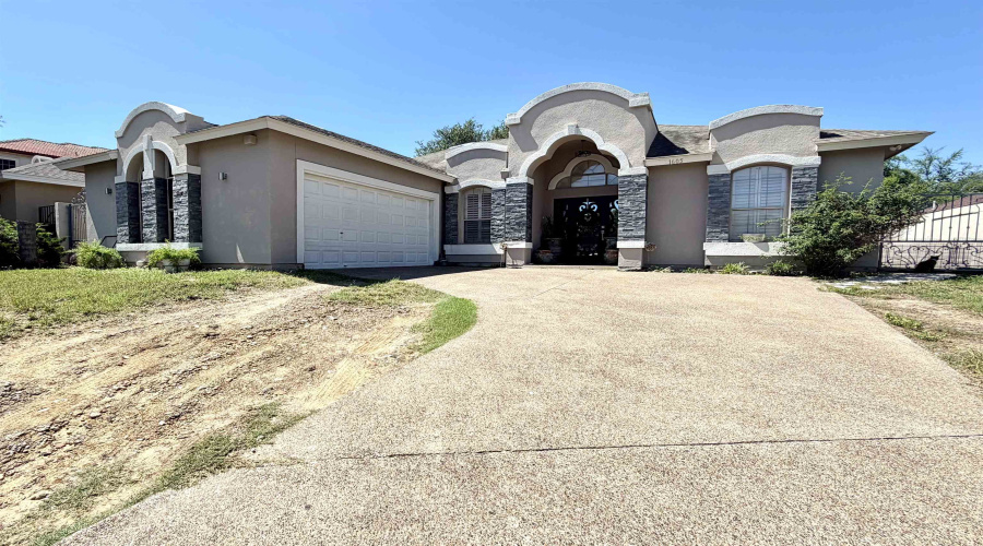 1605 Whitewood Dr, Laredo, Texas 78045, 3 Bedrooms Bedrooms, 8 Rooms Rooms,2 BathroomsBathrooms,Residential,For Sale,1605 Whitewood Dr,20262886