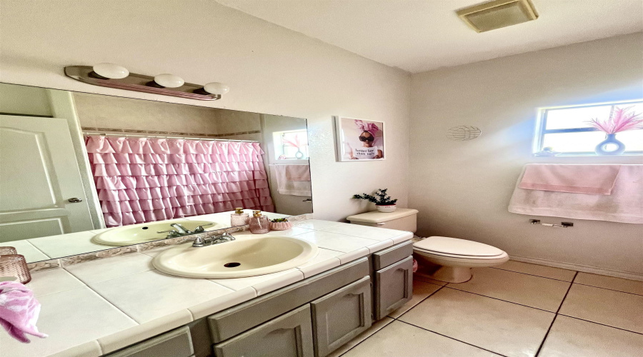 1605 Whitewood Dr, Laredo, Texas 78045, 3 Bedrooms Bedrooms, 8 Rooms Rooms,2 BathroomsBathrooms,Residential,For Sale,1605 Whitewood Dr,20262886