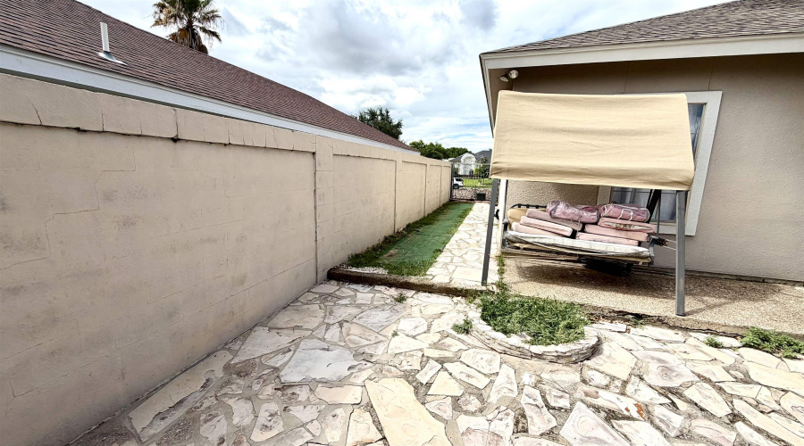 1605 Whitewood Dr, Laredo, Texas 78045, 3 Bedrooms Bedrooms, 8 Rooms Rooms,2 BathroomsBathrooms,Residential,For Sale,1605 Whitewood Dr,20262886