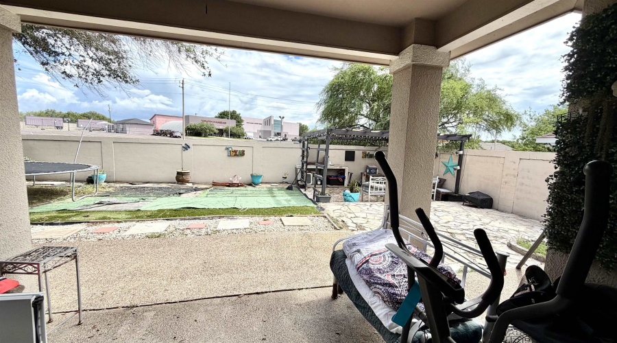 1605 Whitewood Dr, Laredo, Texas 78045, 3 Bedrooms Bedrooms, 8 Rooms Rooms,2 BathroomsBathrooms,Residential,For Sale,1605 Whitewood Dr,20262886