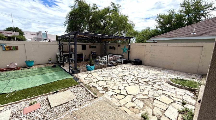 1605 Whitewood Dr, Laredo, Texas 78045, 3 Bedrooms Bedrooms, 8 Rooms Rooms,2 BathroomsBathrooms,Residential,For Sale,1605 Whitewood Dr,20262886