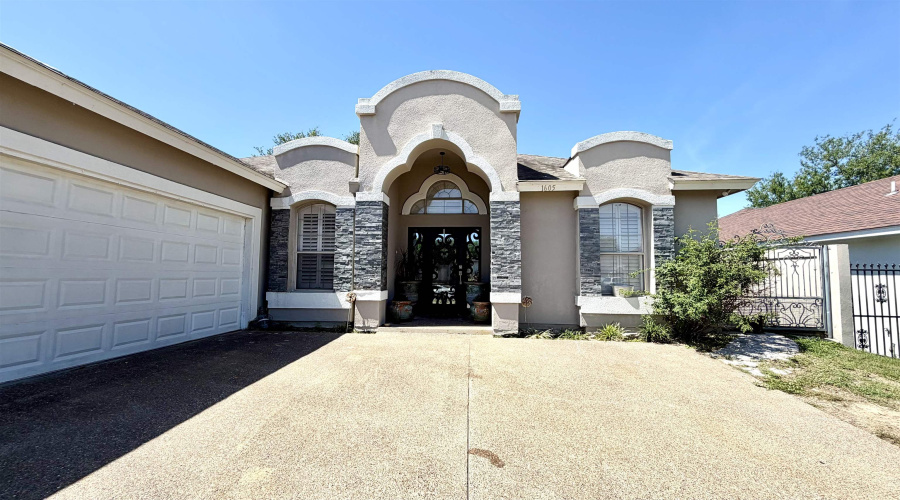 1605 Whitewood Dr, Laredo, Texas 78045, 3 Bedrooms Bedrooms, 8 Rooms Rooms,2 BathroomsBathrooms,Residential,For Sale,1605 Whitewood Dr,20262886