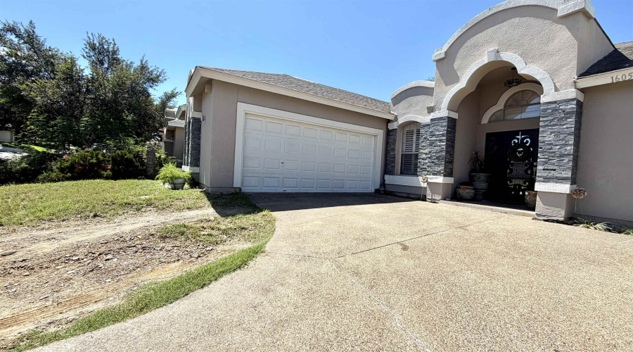 1605 Whitewood Dr, Laredo, Texas 78045, 3 Bedrooms Bedrooms, 8 Rooms Rooms,2 BathroomsBathrooms,Residential,For Sale,1605 Whitewood Dr,20262886