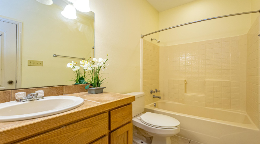 9804 Cantera Ct, LAREDO, Texas 78045, 3 Bedrooms Bedrooms, 4 Rooms Rooms,2 BathroomsBathrooms,Residential,For Sale,9804 Cantera Ct,20262887