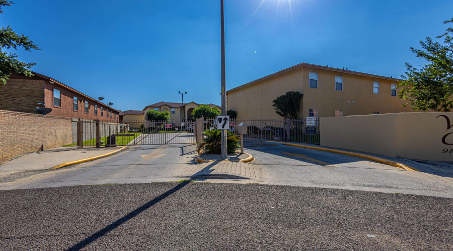 9804 Cantera Ct, LAREDO, Texas 78045, 3 Bedrooms Bedrooms, 4 Rooms Rooms,2 BathroomsBathrooms,Residential,For Sale,9804 Cantera Ct,20262887
