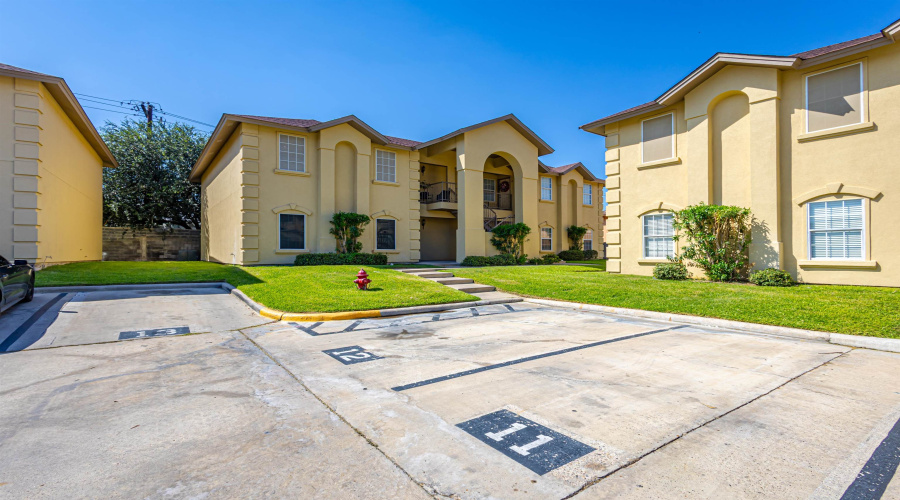 9804 Cantera Ct, LAREDO, Texas 78045, 3 Bedrooms Bedrooms, 4 Rooms Rooms,2 BathroomsBathrooms,Residential,For Sale,9804 Cantera Ct,20262887