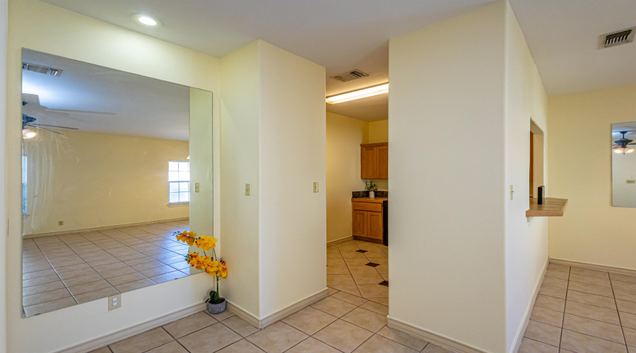 9804 Cantera Ct, LAREDO, Texas 78045, 3 Bedrooms Bedrooms, 4 Rooms Rooms,2 BathroomsBathrooms,Residential,For Sale,9804 Cantera Ct,20262887