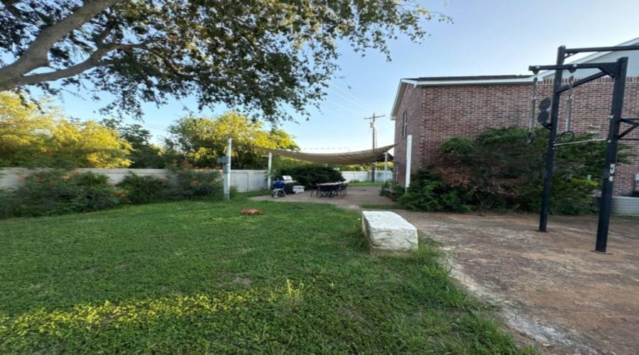10125 Montoya Dr, Laredo, Texas 78045-6400, 4 Bedrooms Bedrooms, 7 Rooms Rooms,2 BathroomsBathrooms,Residential,For Sale,10125 Montoya Dr,20262892