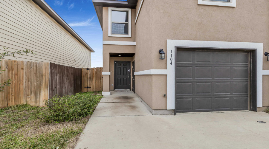 1104 Port Texas Dr., Laredo, Texas 78045, 3 Bedrooms Bedrooms, 3 Rooms Rooms,2 BathroomsBathrooms,Residential,For Sale,1104 Port Texas Dr.,20262895