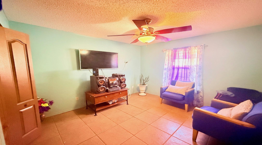 10203 Center Rd, Laredo, Texas 78045, 4 Bedrooms Bedrooms, 6 Rooms Rooms,2 BathroomsBathrooms,Residential,For Sale,10203 Center Rd,20262901