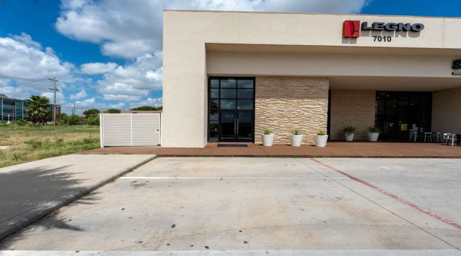 7010 Rocio Dr, laredo, Texas 78045, 1 Room Rooms,1 BathroomBathrooms,Commercial retail/office,For Rent,7010 Rocio Dr,20262904