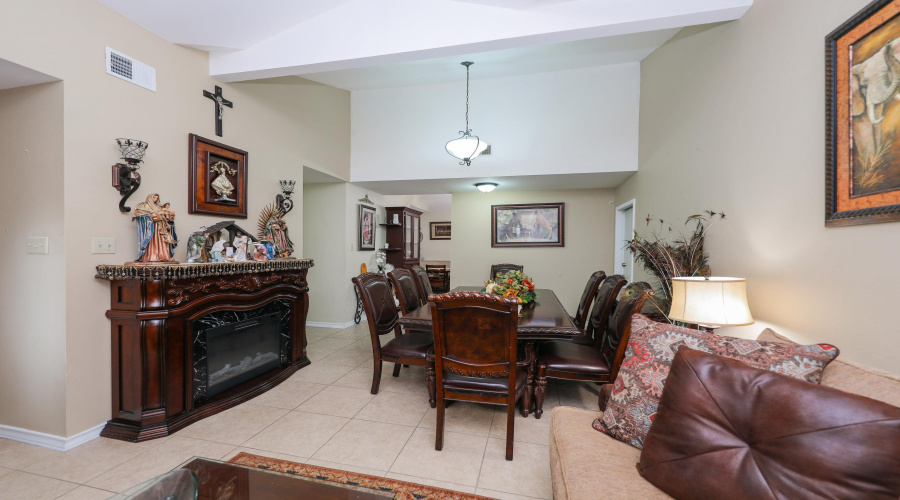 4106 Campeche Dr, Laredo, Texas 78046, 3 Bedrooms Bedrooms, 6 Rooms Rooms,2 BathroomsBathrooms,Residential,For Sale,4106 Campeche Dr,20262903