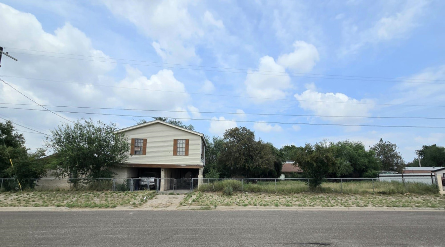 2409 Ugarte St, Laredo, Texas 78041-3960, 3 Bedrooms Bedrooms, 6 Rooms Rooms,2 BathroomsBathrooms,Residential,For Sale,2409 Ugarte St,20262905