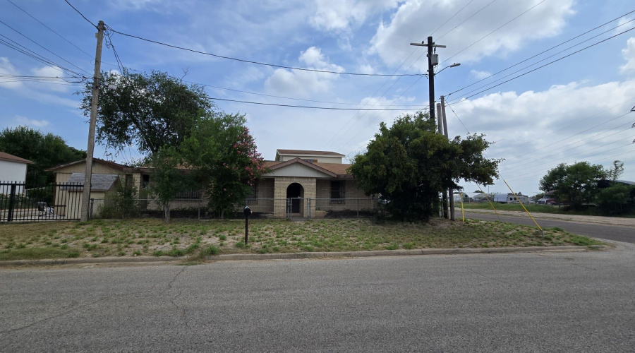 2409 Ugarte St, Laredo, Texas 78041-3960, 3 Bedrooms Bedrooms, 6 Rooms Rooms,2 BathroomsBathrooms,Residential,For Sale,2409 Ugarte St,20262905