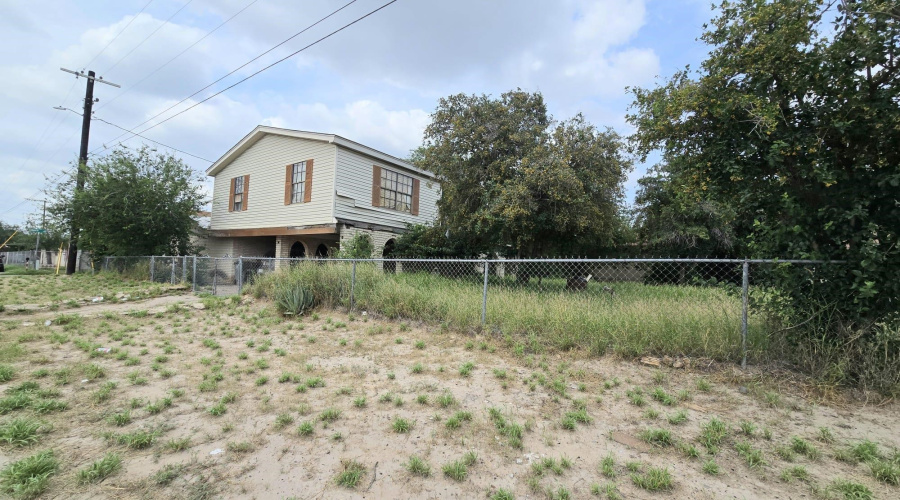 2409 Ugarte St, Laredo, Texas 78041-3960, 3 Bedrooms Bedrooms, 6 Rooms Rooms,2 BathroomsBathrooms,Residential,For Sale,2409 Ugarte St,20262905