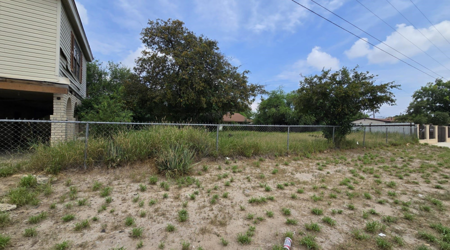 2409 Ugarte St, Laredo, Texas 78041-3960, 3 Bedrooms Bedrooms, 6 Rooms Rooms,2 BathroomsBathrooms,Residential,For Sale,2409 Ugarte St,20262905