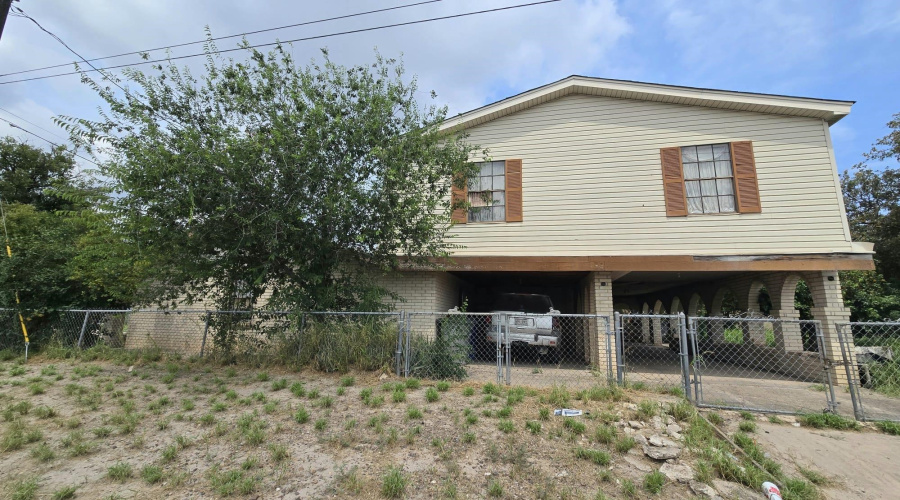 2409 Ugarte St, Laredo, Texas 78041-3960, 3 Bedrooms Bedrooms, 6 Rooms Rooms,2 BathroomsBathrooms,Residential,For Sale,2409 Ugarte St,20262905