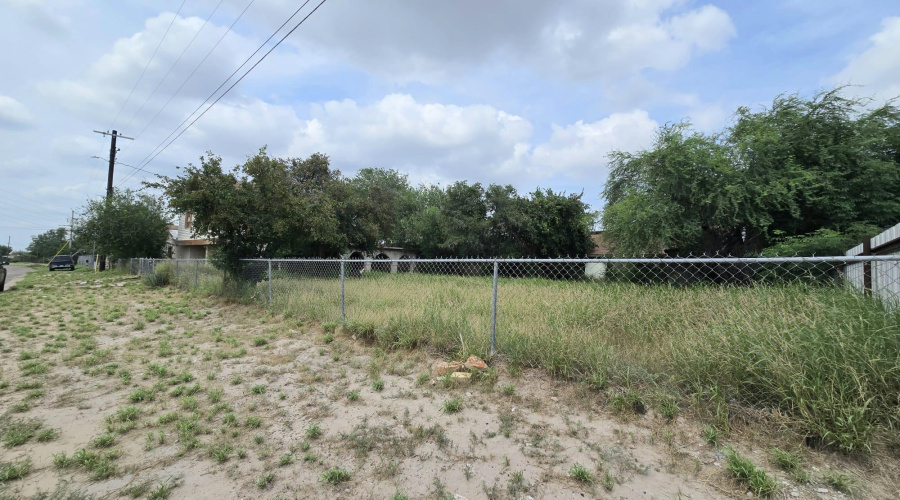 2409 Ugarte St, Laredo, Texas 78041-3960, 3 Bedrooms Bedrooms, 6 Rooms Rooms,2 BathroomsBathrooms,Residential,For Sale,2409 Ugarte St,20262905