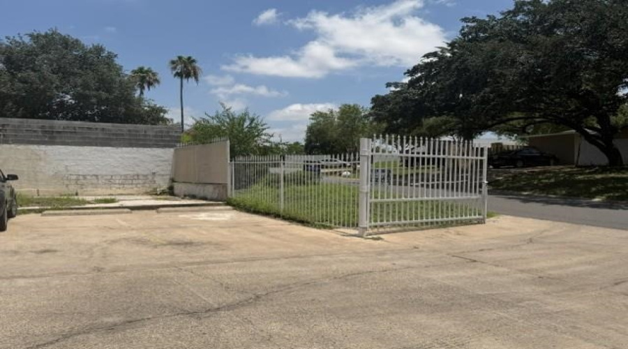 104 Belaire Dr, LAREDO, Texas 78041, 2 Bedrooms Bedrooms, 4 Rooms Rooms,2 BathroomsBathrooms,Residential,For Sale,104 Belaire Dr,20262909