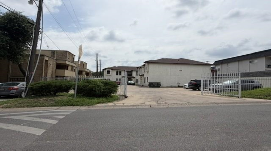 104 Belaire Dr, LAREDO, Texas 78041, 2 Bedrooms Bedrooms, 4 Rooms Rooms,2 BathroomsBathrooms,Residential,For Sale,104 Belaire Dr,20262909