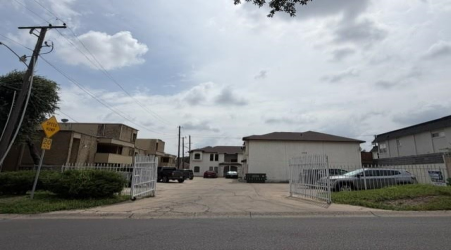 104 Belaire Dr, LAREDO, Texas 78041, 2 Bedrooms Bedrooms, 4 Rooms Rooms,2 BathroomsBathrooms,Residential,For Sale,104 Belaire Dr,20262909