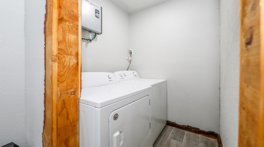 718 E 12TH Ave, Zapata, Texas 78076, 1 Room Rooms,2 BathroomsBathrooms,Commercial retail/office,For Sale,718 E 12TH Ave,20262926