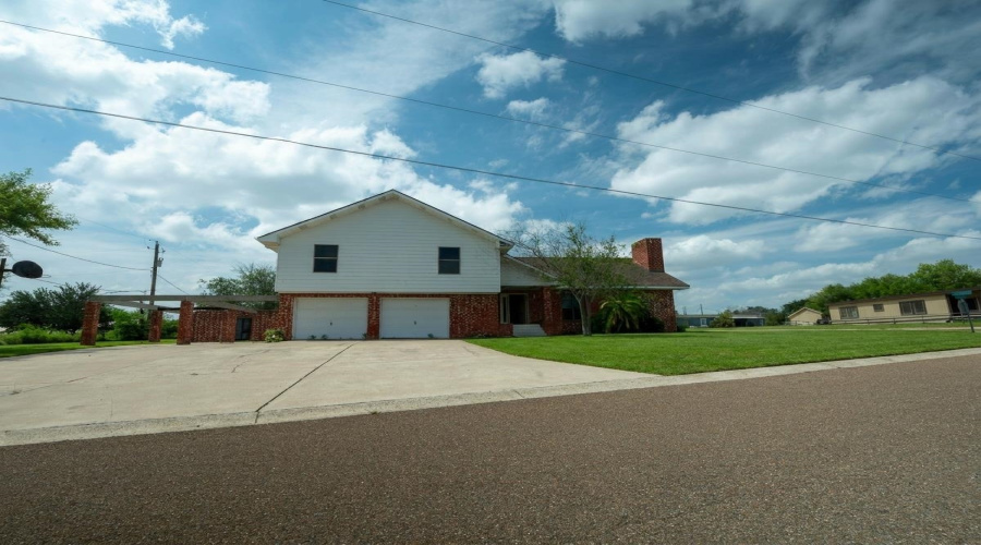 205 Vista Hermosa, Zapata, Texas 78076, 5 Bedrooms Bedrooms, 8 Rooms Rooms,3 BathroomsBathrooms,Residential,For Sale,205 Vista Hermosa,20262918