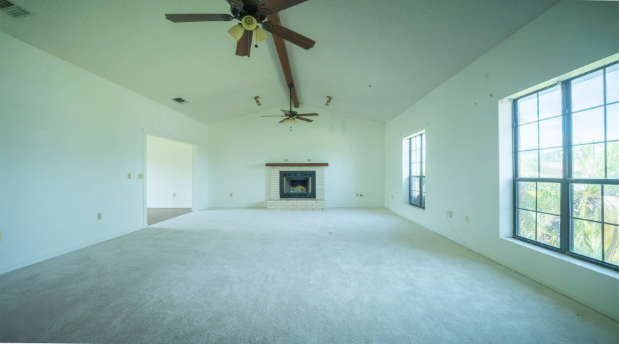 205 Vista Hermosa, Zapata, Texas 78076, 5 Bedrooms Bedrooms, 8 Rooms Rooms,3 BathroomsBathrooms,Residential,For Sale,205 Vista Hermosa,20262918