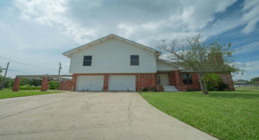 205 Vista Hermosa, Zapata, Texas 78076, 5 Bedrooms Bedrooms, 8 Rooms Rooms,3 BathroomsBathrooms,Residential,For Sale,205 Vista Hermosa,20262918