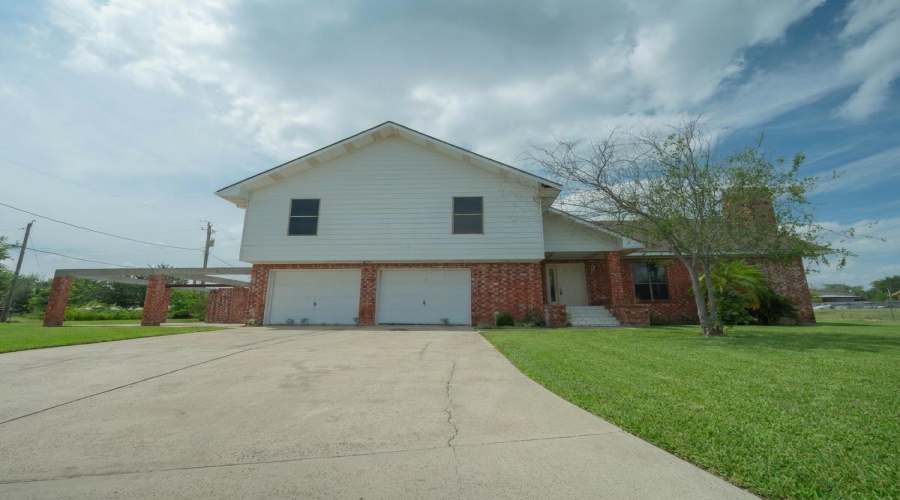 205 Vista Hermosa, Zapata, Texas 78076, 5 Bedrooms Bedrooms, 8 Rooms Rooms,3 BathroomsBathrooms,Residential,For Sale,205 Vista Hermosa,20262918