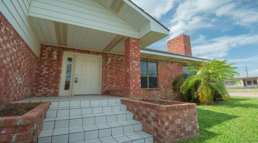 205 Vista Hermosa, Zapata, Texas 78076, 5 Bedrooms Bedrooms, 8 Rooms Rooms,3 BathroomsBathrooms,Residential,For Sale,205 Vista Hermosa,20262918
