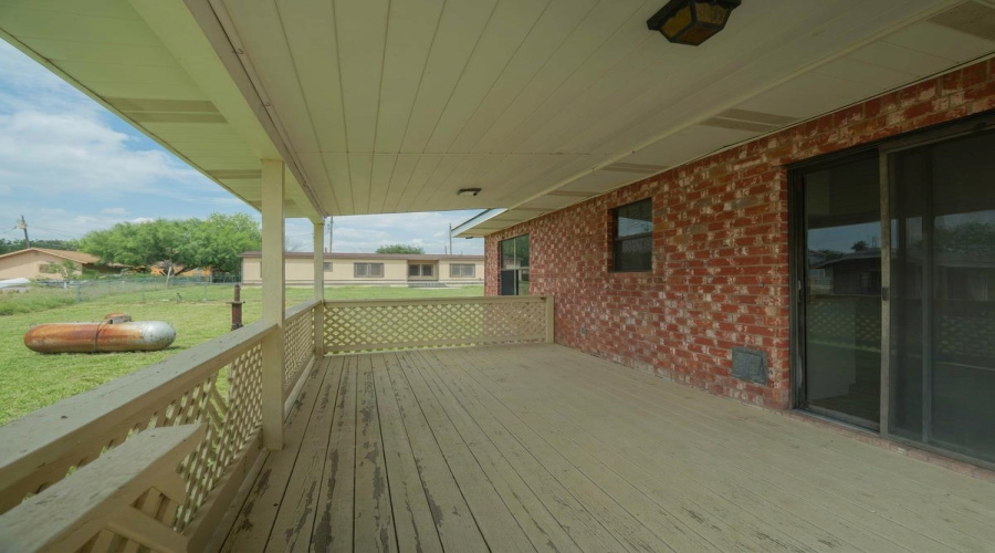 205 Vista Hermosa, Zapata, Texas 78076, 5 Bedrooms Bedrooms, 8 Rooms Rooms,3 BathroomsBathrooms,Residential,For Sale,205 Vista Hermosa,20262918