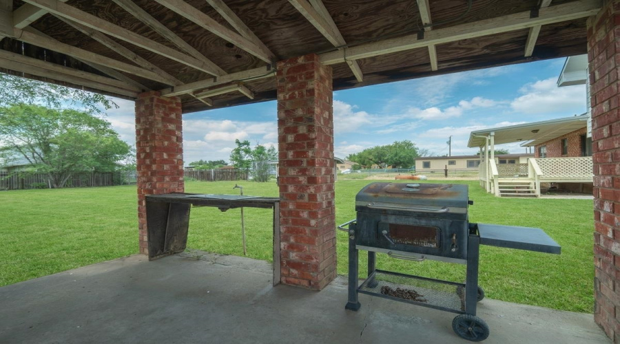 205 Vista Hermosa, Zapata, Texas 78076, 5 Bedrooms Bedrooms, 8 Rooms Rooms,3 BathroomsBathrooms,Residential,For Sale,205 Vista Hermosa,20262918