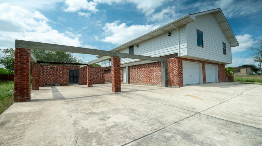 205 Vista Hermosa, Zapata, Texas 78076, 5 Bedrooms Bedrooms, 8 Rooms Rooms,3 BathroomsBathrooms,Residential,For Sale,205 Vista Hermosa,20262918