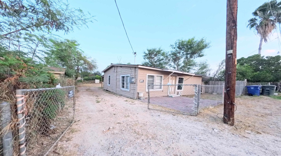 2517 Santa Rita Ave, Laredo, Texas 78040, 3 Bedrooms Bedrooms, 4 Rooms Rooms,1 BathroomBathrooms,Residential,For Sale,2517 Santa Rita Ave,20262920