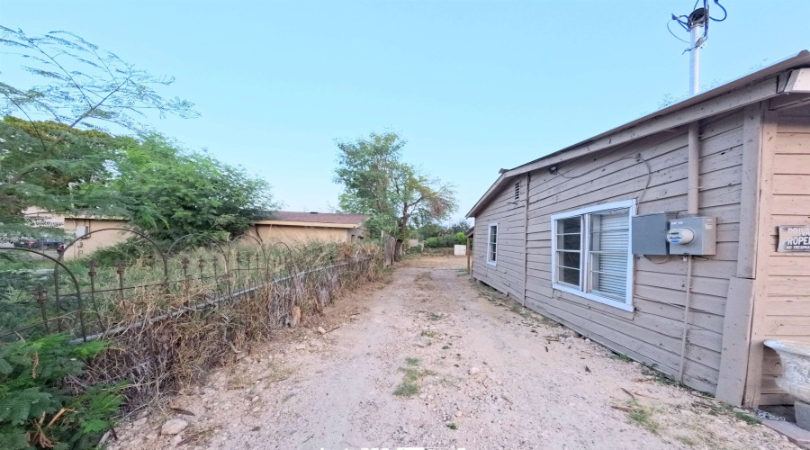 2517 Santa Rita Ave, Laredo, Texas 78040, 3 Bedrooms Bedrooms, 4 Rooms Rooms,1 BathroomBathrooms,Residential,For Sale,2517 Santa Rita Ave,20262920