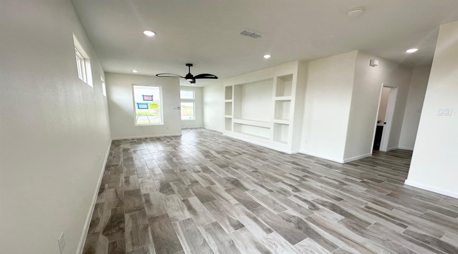 1642 Secretaria Ln., LAREDO, Texas 78046, 2 Bedrooms Bedrooms, 5 Rooms Rooms,2 BathroomsBathrooms,Residential,For Sale,1642 Secretaria Ln.,20262925