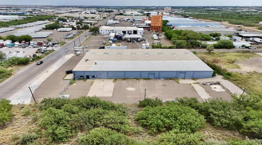 8115 Las Cruces Dr, Laredo, Texas 78045, 1 Bedroom Bedrooms, 6 Rooms Rooms,1 BathroomBathrooms,Commercial/industrial,For Rent,8115 Las Cruces Dr,20262934