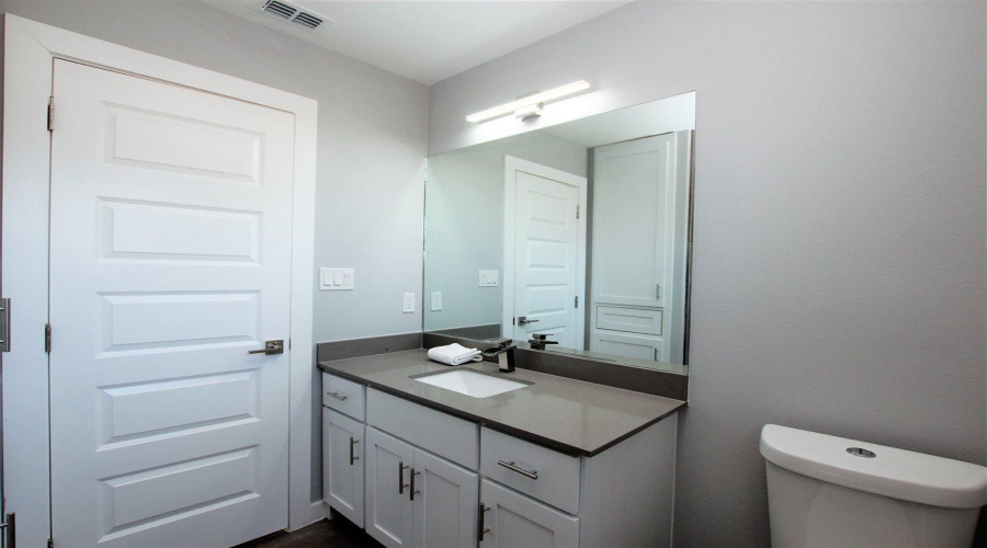 1009 La Muralla St, Laredo, Texas 78046, 4 Bedrooms Bedrooms, 6 Rooms Rooms,2 BathroomsBathrooms,Residential,For Rent,1009 La Muralla St,20262931