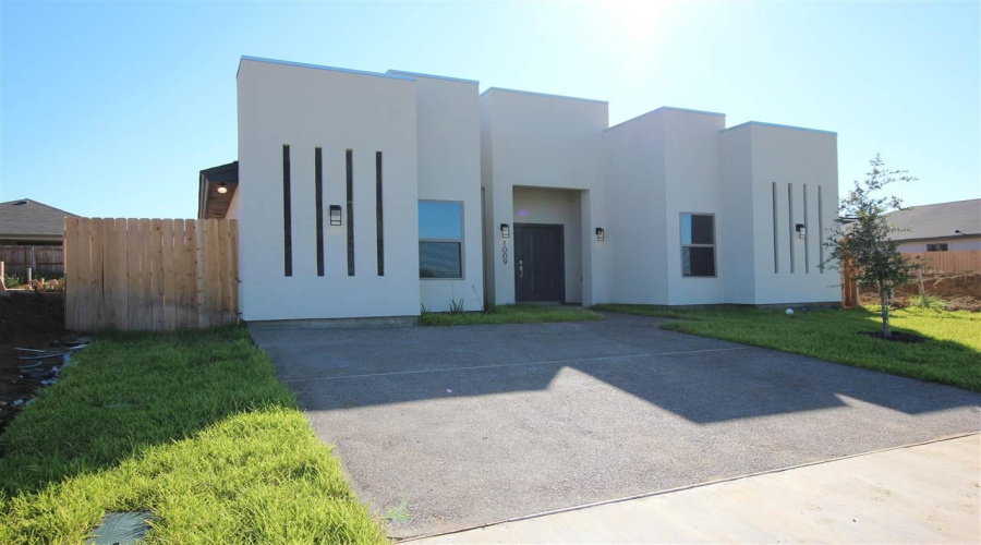1009 La Muralla St, Laredo, Texas 78046, 4 Bedrooms Bedrooms, 6 Rooms Rooms,2 BathroomsBathrooms,Residential,For Rent,1009 La Muralla St,20262931