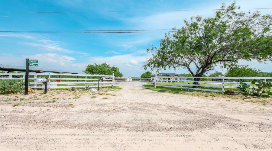 122 Los Potreritos Rd, San Ygnacio, Texas 78067, 4 Bedrooms Bedrooms, 6 Rooms Rooms,2 BathroomsBathrooms,Residential,For Sale,122 Los Potreritos Rd,20262932