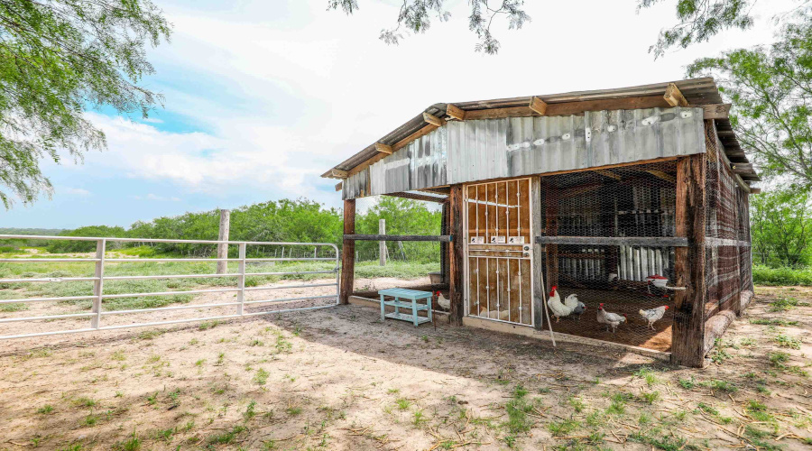122 Los Potreritos Rd, San Ygnacio, Texas 78067, 4 Bedrooms Bedrooms, 6 Rooms Rooms,2 BathroomsBathrooms,Residential,For Sale,122 Los Potreritos Rd,20262932